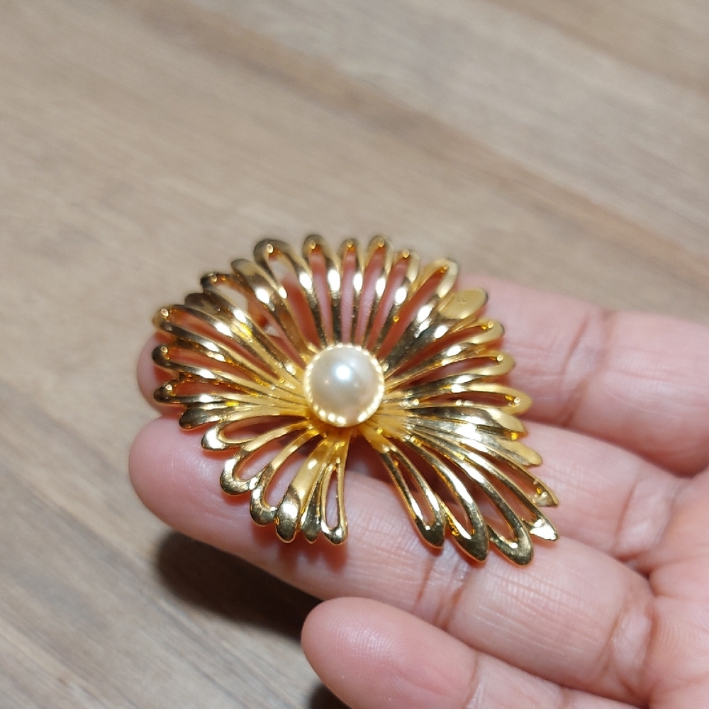 Vintage 90s Gio Giovanni Gold Tone With Faux Pearl Center Flower Brooch Pin